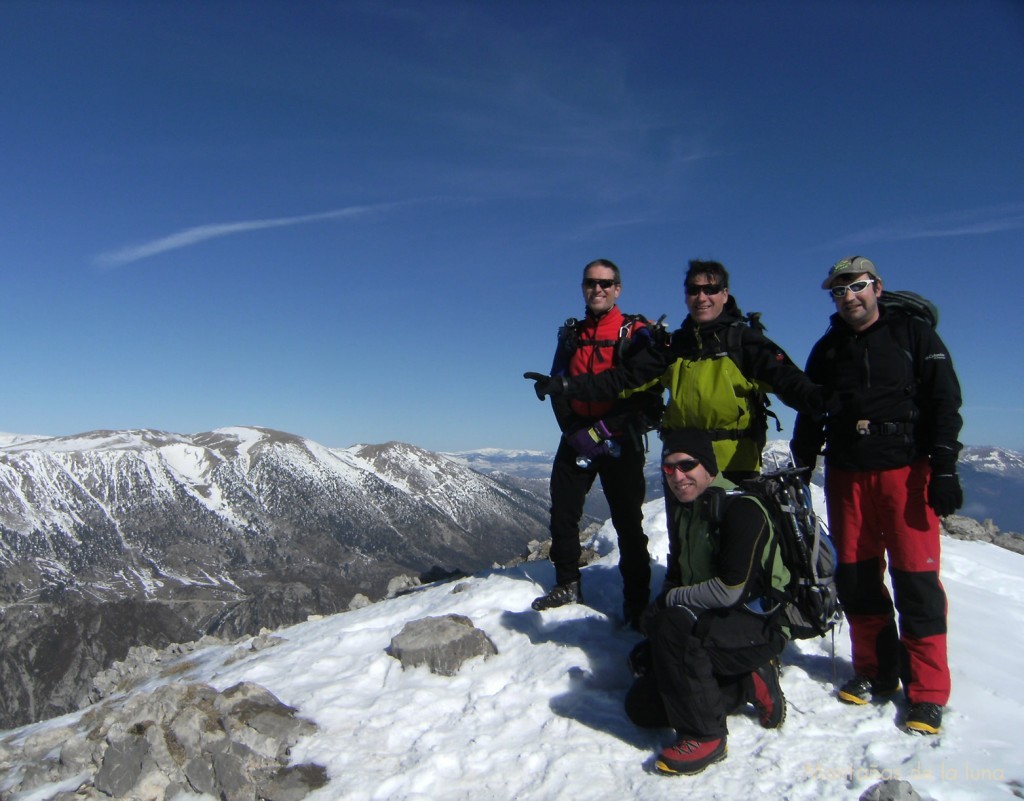 Pep, Francesc, Toni y Joaquín en el Cim Nord del Pedraforca, 2.428 mts., a la izquierda la Sierra del Cadí